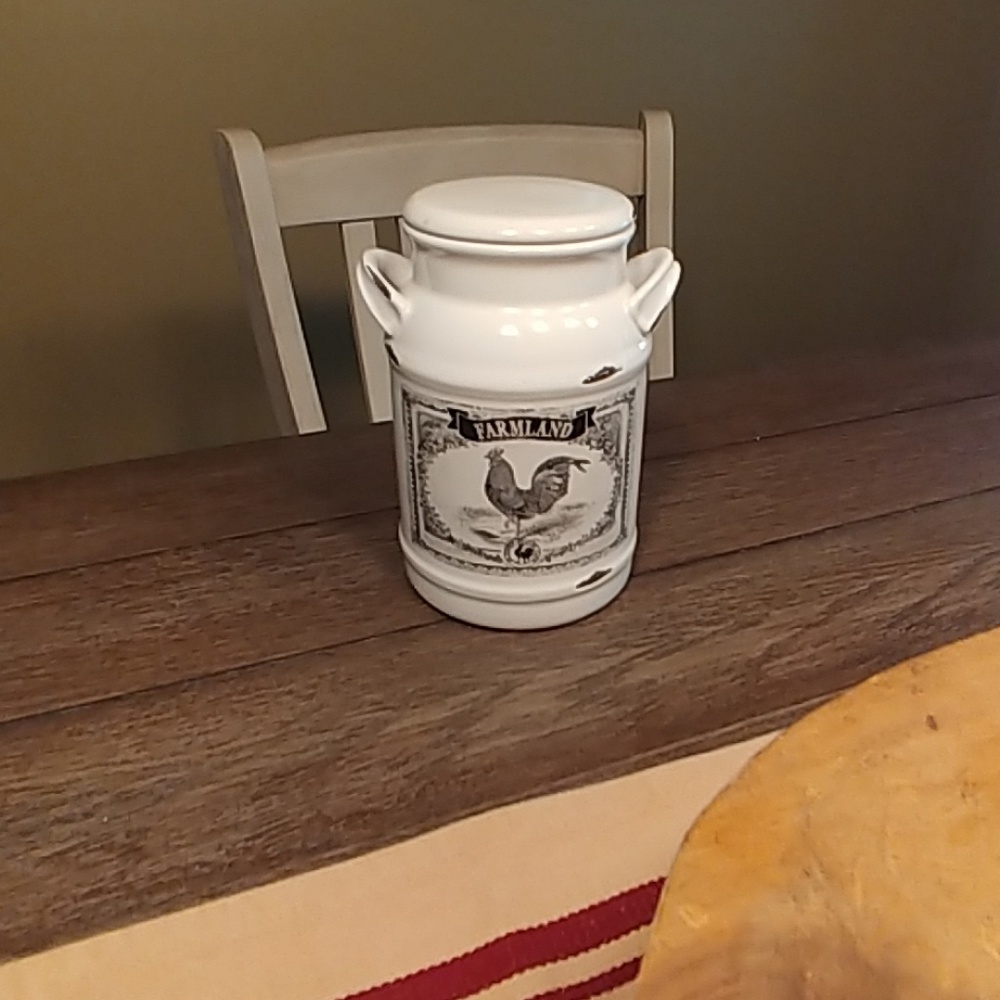 Rooster canister